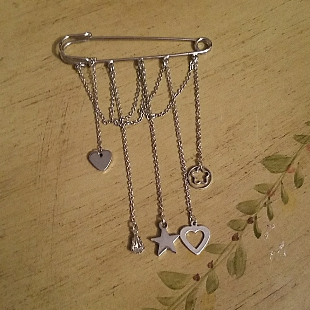 Safety pin brooch